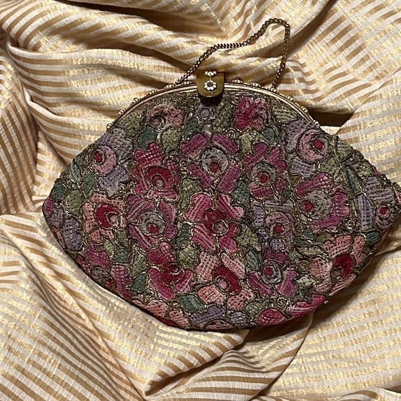 FLORAL LACE KNIT EVENING BAG CLUTCH, PINK AND GOLD. - Picture 3 of 9